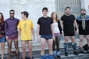Flash mob studenti a Roma, 'noi lasciati in mutande'