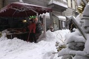 Aosta, mercatini di Natale chiusi per neve