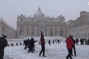 A piazza S.Pietro si gioca a palle di neve