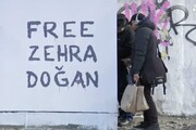 Torna Banksy, a New York un murale per Zehra Dogan