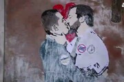 Murales a Roma, Salvini e Di Maio si baciano
