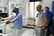 Il professor Rubino con visore e sensori di realtà virtuale