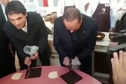 Berlusconi si improvvisa cioccolatiere a Eurochocolate