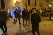 Salvini contestato a Sassari, giovani cantano Bella ciao