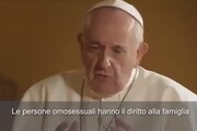 Papa Francesco: 'Gli omosessuali hanno diritto alla famiglia, si' alle unioni civili'