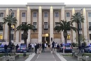 Coronavirus, a Bari l'omaggio della Polizia davanti al Policlinico