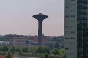 Milano, abbattuta la torre dell'acqua al quartiere Adriano
