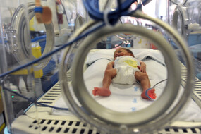 Una neonata  in una incubatrice in una foto d'archivio (ANSA)