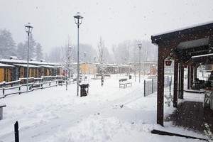 Copiosa nevicata sulle casette di Amatrice (ANSA)