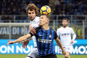 Inter's Ivan Perisic (R) and Crotone's Stefan Simic in action during the Italian Serie A soccer match Inter FC vs FC Crotone at Giuseppe Meazza stadium in Milan, Italy, 03 February 2018. (ANSA)