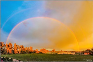 Arcobaleno visto da Palidoro. La foto è composta da 3 pannelli in modo da riprendere l'intero arcobaleno. Si percepisce un secondo arcobaleno, molto tenue, in alto (fonte: Guseppe Conzo, Gruppo Astrofili Palidoro) (ANSA)