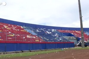 Indonesia: strage allo stadio, giocatori dell'Arema FC al memoriale improvvisato (ANSA)