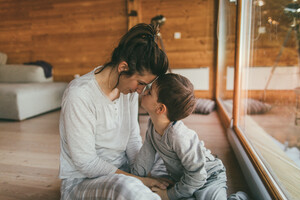 Una madre con il figlio foto iStock. (ANSA)