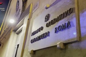 Droga, operazione dei carabinieri a Roma. Scoperta una camera di tortura (ANSA)