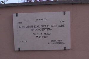 Desaparecidos, il Faro del Gianicolo si accende per ricordare i 30mila argentini scomparsi (ANSA)