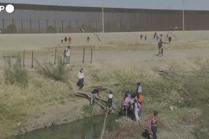 Messico, migranti tentano di attraversare il confine a Ciudad Juarez (ANSA)