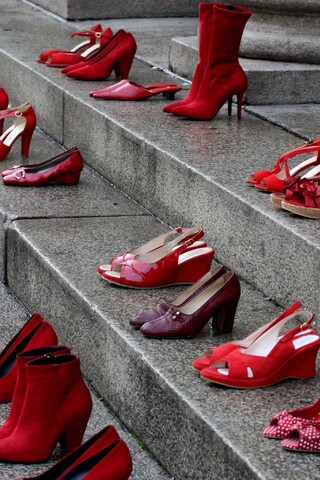 Scarpe rosse contro la violenza sulle donne su una scalinata