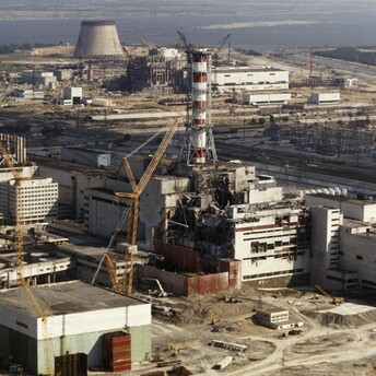 Una foto d'archivio del primo ottobre 1986 mostra i danni all'impianto nucleare di Chernobyl