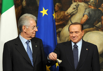 Lo scambio della campanella a Palazzo Chigi tra Silvio Berlusconi e Mario Monti il 16 novembre 2011 (ANSA)