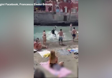 Rissa a colpi di casco su spiaggia a Posillipo, video virale (ANSA)