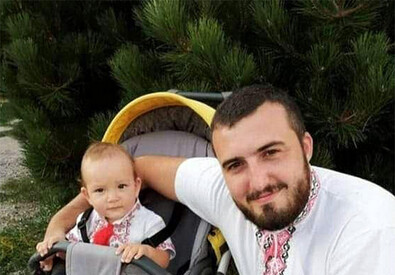 Il padre Vitaly Taranov insieme al figlio (ANSA)