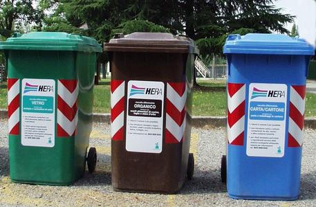 Contenitori di rifiuti © ANSA
