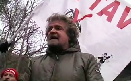 Un frame dell'intervento di Beppe Grillo dinanzi ai manifestanti No Tav, Torino, 7 ottobre 2013.  ANSA/ WEB/ WWW.YOUTUBE.COM © ANSA