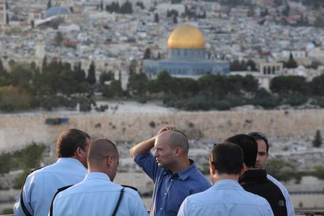 Israel closes disputed holy site after attempted assassination © EPA