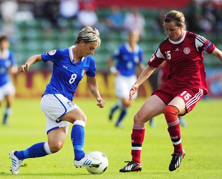 Melania Gabbiadini (s), sorella di Manolo attaccante della Sampdoria, in azione in Italia-Danimarca agli Europei femminili di calcio ad Halmstad (Svezia) il 13 luglio 2013 © ANSA 