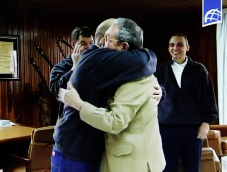 Raul Castro abbraccia i tre agenti cubani rilasciati dagli Usa © EPA