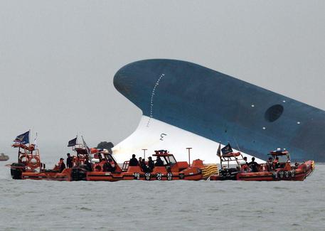 Il traghetto affondato in Corea del Sud © EPA