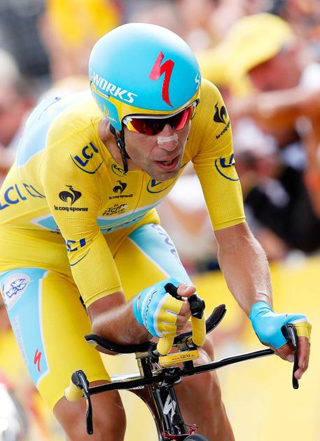 Vincenzo Nibali taglia il traguardo della 20/a tappa del Tour de France, una cronometro di 54 chilometri da Bergerac a Perigueux © ANSA