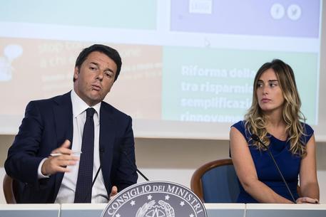 Il presidente del Consiglio Matteo Renzi (s) con il ministro delle Riforme e Rapporti col Parlamento  Maria Elena Boschi © ANSA