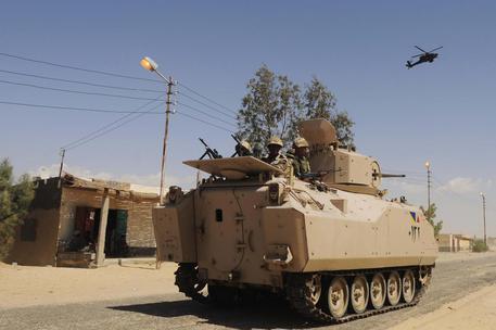 Almeno 26 militari morti in 3 attentati nel Sinai egiziano © EPA