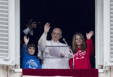 Papa Francesco alla finestra con due bambini © AP