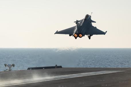 Un jet francese parte der bombardare la Siria dopo il 13 novembre © AP