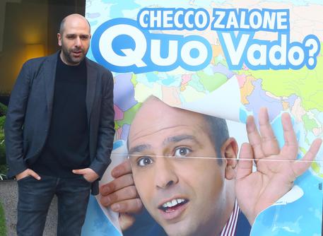 Checco Zalone davanti al manifesto di Quo vado © ANSA