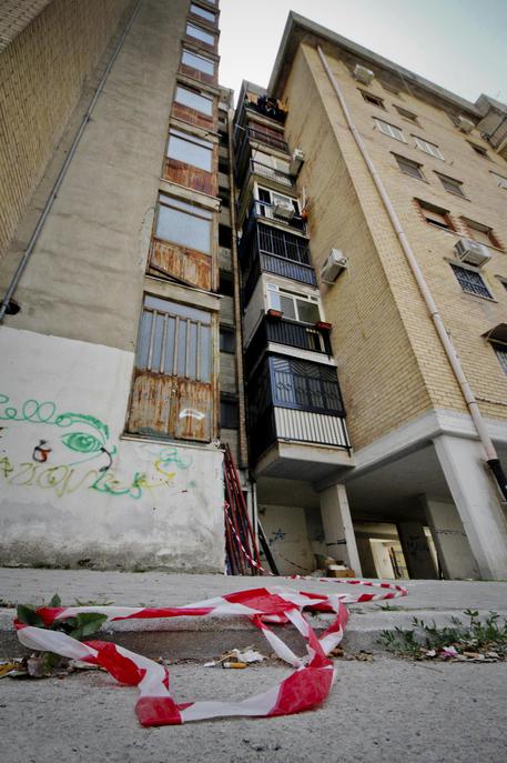 Bimba giu' da balcone a Caivano, era vittima di abusi © ANSA 