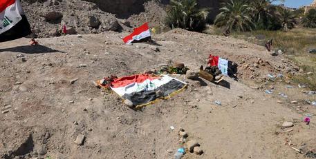 Fossa comune di vittime dell'Isis scoperta a Tikrit © ANSA 