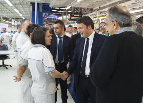Il presidente del consiglio, Matteo Renzi, saluta gli operai allo stabilimento di Melfi © ANSA