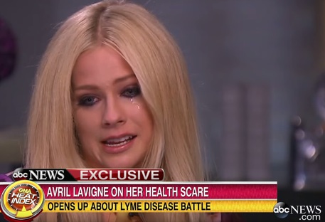 Avril Lavigne in un frame del video nell'intervista all'emittente Abc © Ansa