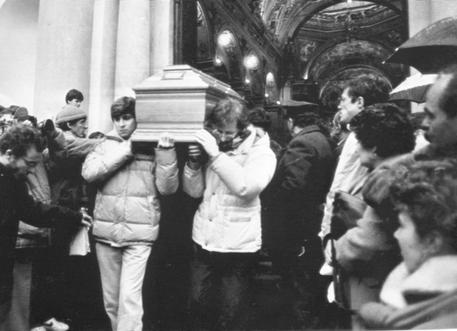 Nella foto d'archivio i compagni di scuola portano il feretro di Lidia Macchi, Varese, 7 gennaio  1987 Ansa/Olpix © ANSA
