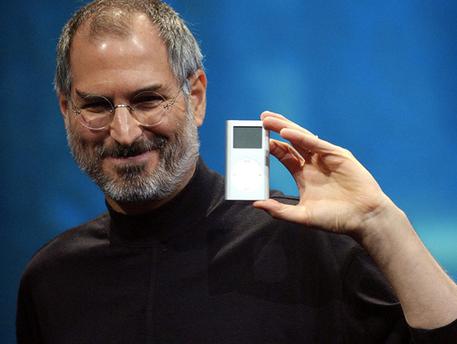 Steve Jobs con l'iPod © ANSA