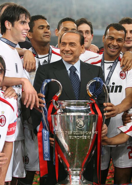 Il presidente del Milan Berlusconi con i giocatori dopo la vittoria della Champions, nella finale di Atene, il 23 maggio 2007 © ANSA