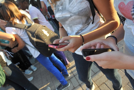 Sexting poco diffuso tra adolescenti, lo fa spesso il 2% © ANSA