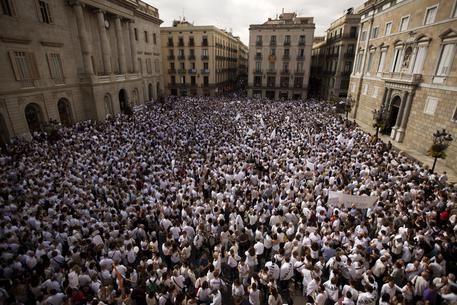 Catalogna: Barcellona, in piazza dimostranti per il dialogo © AP