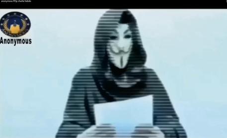 Il fermo immagine di un video del collettivo hacker Anonymous © ANSA