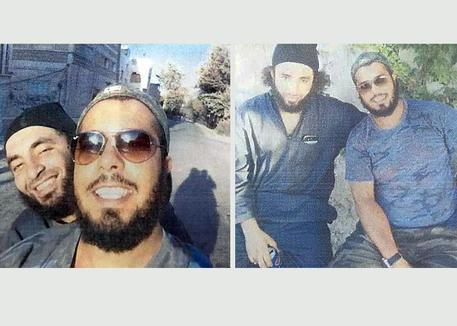 A destra Labidi Wael, monitorato a Torino e morto in Siria, e il selfie con il terrorista noto per aver catturato un pilota giordano nel 2014 © ANSA