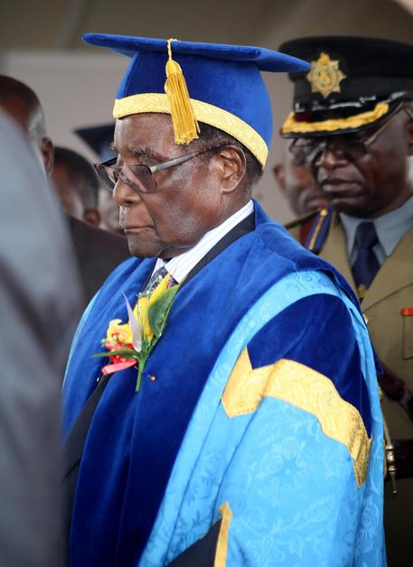 Il presidente dello Zimbabwe Robert Mugabe ha fatto la sua prima apparizione pubblica quattro giorni dopo che l'esercito ha preso il controllo del governo © EPA