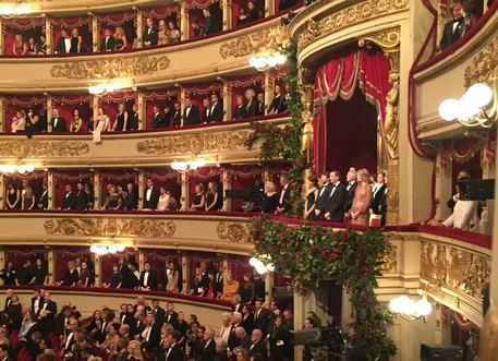 Tutti in piedi alla Scala per l'Inno di Mameli - foto Mattia Morandi © Ansa